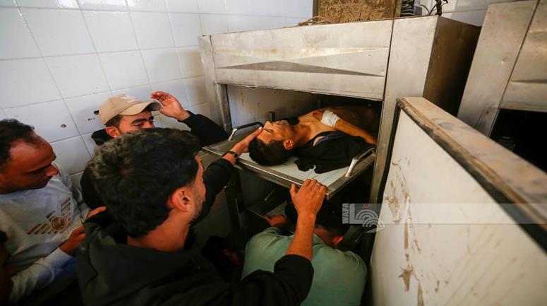 وداع وتشييع جثامين عدد من الشهداء الذين ارتقوا بنيران الاحتلال الإسرائيلي في مستشفى شهداء الأقصى في دير البلح (وفا)